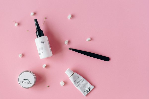 Révélez des Ongles Resplendissants grâce aux Huiles Essentielles : Votre Guide Ultime et Astuces Incontournables